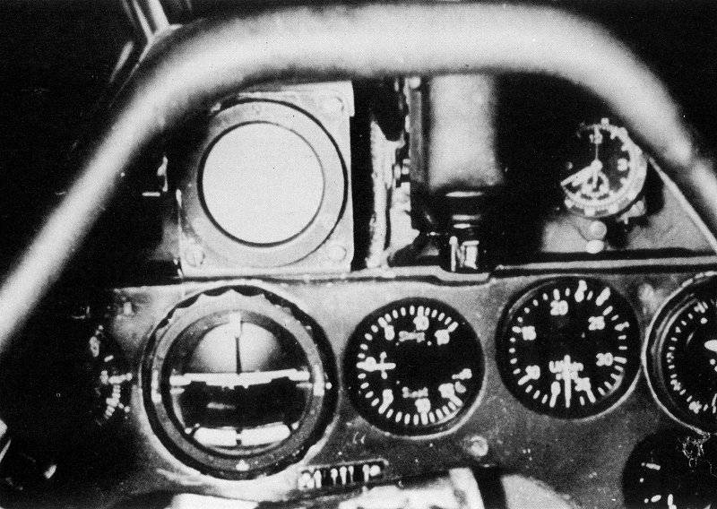 Установка индикатора станции FuG 218 «Нептун» слева в верхней части приборной доски в кабине ночного перехватчика FW 190A 
